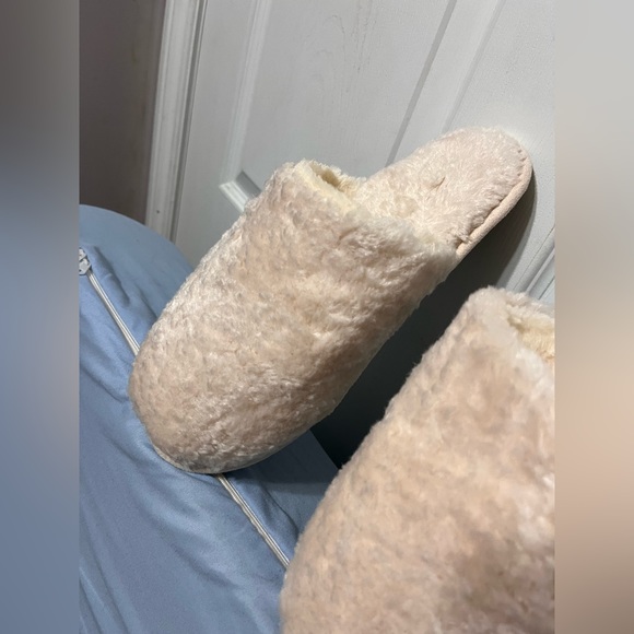 EverFoams Women's Cozy Soft Fuzzy Slippers NWOT - Picture 3 of 8